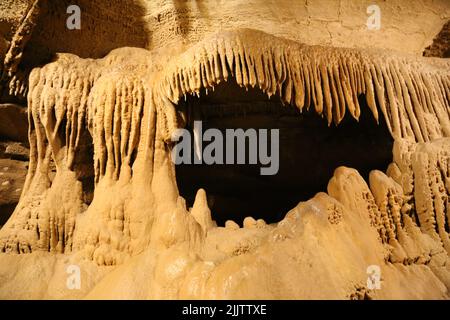 Ein Blick in eine Höhle mit abstrakten Formationen Stockfoto