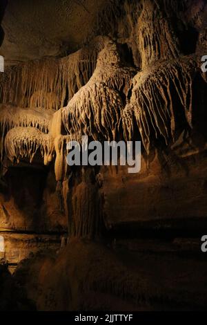 Ein Blick in eine Höhle mit abstrakten Formationen Stockfoto