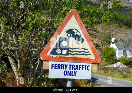 Warnschild bei der Annäherung an die Glenelg an die Kylerhea Ferry Slipway, bei Kylerhea, Isle of Skye, Highland Region, Schottland, VEREINIGTES KÖNIGREICH. Stockfoto