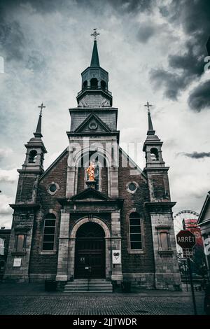 Eine vertikale Aufnahme einer alten Kirche in der Provinz Quebec in Montreal, Kanada Stockfoto