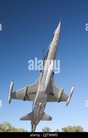 CF5 Militärflugzeuge - Kampfflugzeug auf einem Sockel im Air Force Heritage Museum in Winnipeg, Manitoba Stockfoto