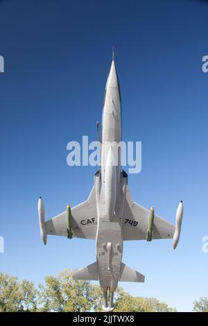 CF5 Militärflugzeuge - Kampfflugzeug auf einem Sockel im Air Force Heritage Museum in Winnipeg, Manitoba Stockfoto