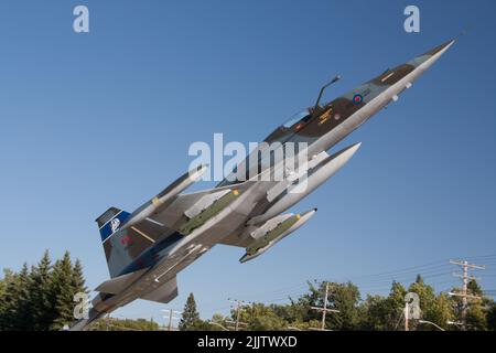 CF5 Militärflugzeuge - Kampfflugzeug auf einem Sockel im Air Force Heritage Museum in Winnipeg, Manitoba Stockfoto