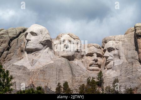 Das Mount Rushmore National Memorial ist eine massive Skulptur von vier amerikanischen Präsidenten, die auf dem Berg geschnitzt wurden Stockfoto