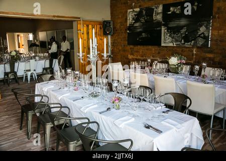 Das Innere eines malerischen Bistro-Restaurants, das mit Kerzen und Gemälden in Johannesburg, SA, dekoriert ist Stockfoto