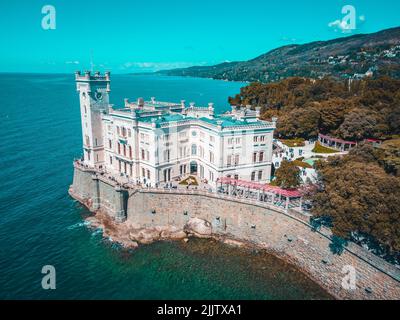 Eine bezaubernde Luftaufnahme des majestätischen Schlosses Miramare in Triest, Italien Stockfoto