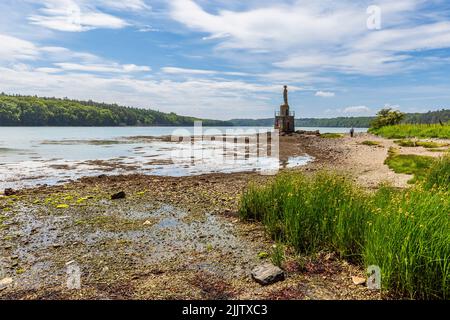 Nelson's Statue auf dem Wales Coast Path entlang der Menai Strait, Anglesey, North Wales Stockfoto