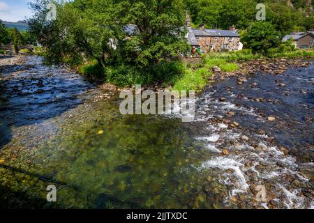 Der Zusammenfluss der beiden Flüsse Afon Colwyn und Afon Glaslyn bei Beddgelert im Snowdonia National Park, Nordwales Stockfoto