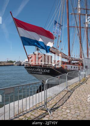 Antwerpen, Belgien, 24. Juli 2022, die Hochschiffe Rennen, das Segelschiff Oosterschelde ist der größte restaurierte niederländische Schoner und ist einzigartig in seiner Art Stockfoto