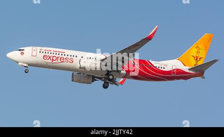 Air India EXPRESS Boeing 737 800-Flugzeug, das am blauen Himmel vom Dubai International Airport fliegt Stockfoto