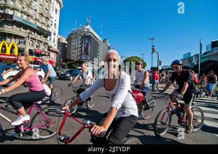 Viele Biker nehmen an einem Critical Mass Gathering in Buenos Aires, Argentinien, Teil Stockfoto