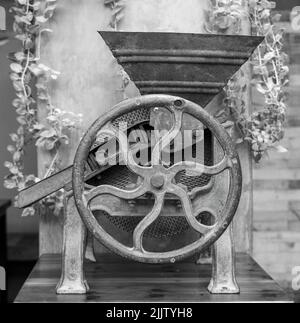 Eine schwarz-weiße Aufnahme einer alten antiken Kaffeemühle aus dem späten 19. Jahrhundert Stockfoto