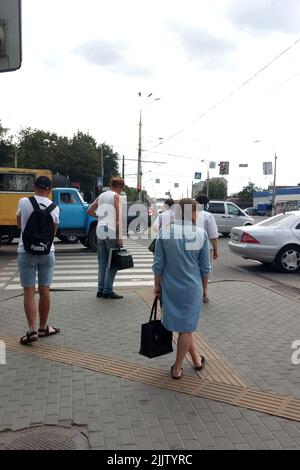 Ein Mann in einem Pelzhut steht an einem sonnigen Sommertag mitten in der Stadt. Ukraine, Vinnyzja, 23. Juli 2020 Stockfoto
