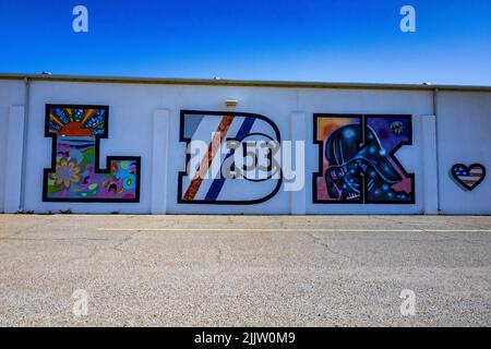 Die Straßenkunst an der weißen Wand gegen den blauen Himmel. Lubbock, Texas. Stockfoto