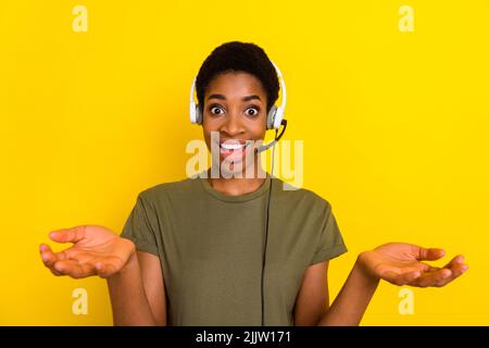 Porträt einer positiven Person des Bedieners sagen, sagen Sie, dass die Kamera in einem Mikrofon-Look auf einem gelben Hintergrund isoliert ist Stockfoto