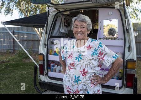 Die 84-jährige, Reisende, Rentnerin, Thelma Evans mit ihrem Toyota Hi-Ace Van im Touristenpark in Winton, Queensland. 1988 wurde Thelma Witwe, als sie mit ihrem Mann in einer Karawane durch Ausralia reiste. Nach einer trauernden Zeit entschied sie sich, weiter zu reisen. Sie hat den Wohnwagen durch einen leichter zu handhabenden Van ersetzt und ist seitdem über 400.000 km quer durch das Land gefahren. Sie ist fünf Mal auf der Gibb River Road unterwegs und verfügt über ein Lexikon der Straßen, Flüsse, Berge, Billabongs und Campingplätze Australiens. Ihr Wohnmobil, ausgestattet von ihrem Karpfen Stockfoto