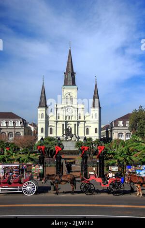 Eine vertikale Aufnahme der St Louis Cathedral und eine Pferdekutsche auf dem Jackson Square, New Orleans Stockfoto