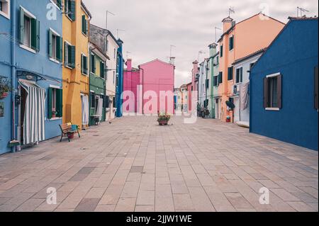 Die farbenfrohen, friedlichen Häuser in der Straße der Insel Burano in Venedig, Italien Stockfoto