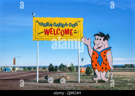 John Margolies - Willkommensschild, Flintstone's Bedrock City, Routen 64 und 180, Valle, Arizona -1987 - Yabba-Dabba-Doo Stockfoto