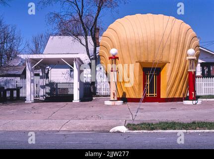 John Margolies - Winston-Salem, North Carolina-Shell Garage - 2001 Stockfoto