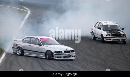 Kampf gegen die Drift des BMW E36 auf der Rennstrecke von Navarra Stockfoto