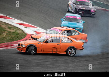 Kampf gegen die Drift des BMW E36 auf der Rennstrecke von Navarra Stockfoto