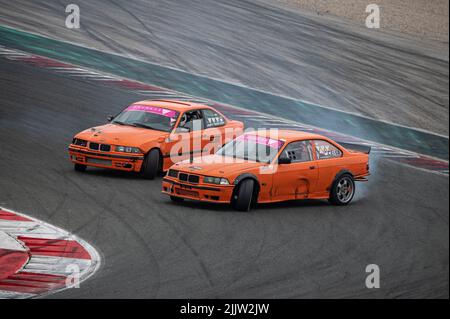 Kampf gegen die Drift des BMW E36 auf der Navarra CircuitGreen Stockfoto