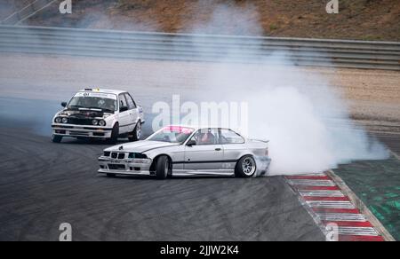 Kampf gegen die Drift des BMW E36 auf der Rennstrecke von Navarra Stockfoto