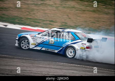 Schnelle BMW E36 Drift auf der Rennstrecke von Navarra Stockfoto