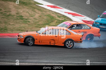 Kampf gegen die Drift des BMW E36 auf der Rennstrecke von Navarra Stockfoto