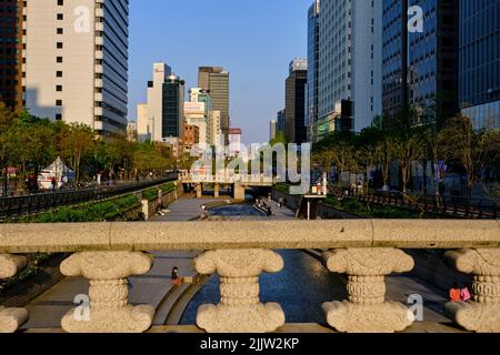 Südkorea, Seoul, Cheonggyecheon, 6 Kilometer lange Promenade, die 2005 eingeweiht wurde und entlang des Cheonggyecheon River verläuft Stockfoto