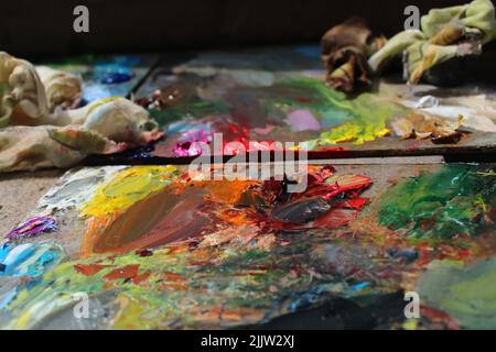 Eine Nahaufnahme einer bunten Oilde malt auf einer Farbpalette Stockfoto