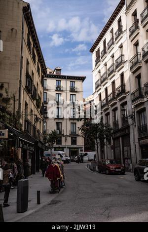 Eine vertikale Aufnahme einer typischen engen Straße Stockfoto