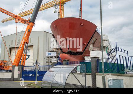 Der Bug eines Ferguson-Schiffs, das in der Werft eingesetzt wird Stockfoto