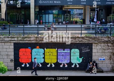 Südkorea, Seoul, Cheonggyecheon, 6 Kilometer lange Promenade, die 2005 eingeweiht wurde und entlang des Cheonggyecheon River verläuft Stockfoto