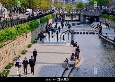 Südkorea, Seoul, Cheonggyecheon, 6 Kilometer lange Promenade, die 2005 eingeweiht wurde und entlang des Cheonggyecheon River verläuft Stockfoto