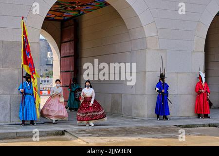 Südkorea, Seoul, Jongno-gu Bezirk, Gyeongbokgung Palast oder Gyeongbok Palast, was Palast des strahlenden Glücks bedeutet, Wachen vor Gwanghwam Stockfoto