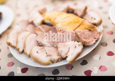 Aufschnitt von verschiedenen Arten von gekochtem Fleisch auf dem Teller Stockfoto