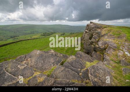 Windgather rockt in der Nähe von Kettleshulme an der Grenze zu cheshire, Derbyshire, England. Beliebter Ort bei Spaziergängern und Kletterern in der Nähe des Goyt-Tals. Stockfoto