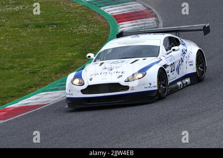 Scarperia, 3. April 2022: Aston Martin V8 Vantage GT2 Jahr 2007 im Einsatz während des Mugello Classic 2022 auf dem Kurs Mugello in Italien. Stockfoto