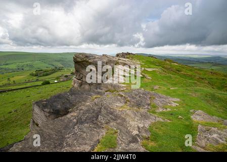 Windgather rockt in der Nähe von Kettleshulme an der Grenze zu cheshire, Derbyshire, England. Beliebter Ort bei Spaziergängern und Kletterern in der Nähe des Goyt-Tals. Stockfoto