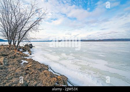 Gefrorener Rvier im Upper Midwest am Mississippi River in der Nähe von Lynxville, Wisconsin Stockfoto