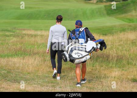 Dundonald Links, Irvine, Großbritannien. 28.. Juli 2022. Die erste Runde des Trust Golf Women's Scottish Golf begann mit 144 internationalen Wettbewerbern. Die zweite Runde findet am Freitag, den 29. Juli statt, und dann wird der Schnitt für die besten 70 Golfer gemacht, um am Saturday30.. Und Sonntag, den 31.. Anzutreten. Georgia Hall und ihr Caddy laufen auf dem Fairway 11.. Kredit: Findlay/Alamy Live Nachrichten Stockfoto