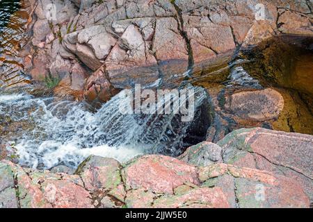 Blick auf einen winzigen Wasserfall bei Mary Ann Falls im Cape Breton Highlands National Park in Nova Scotia Stockfoto