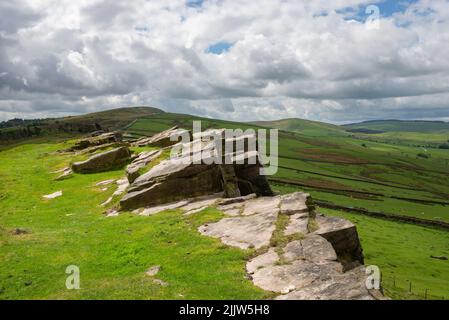 Windgather rockt in der Nähe von Kettleshulme an der Grenze zu cheshire, Derbyshire, England. Beliebter Ort bei Spaziergängern und Kletterern in der Nähe des Goyt-Tals. Stockfoto