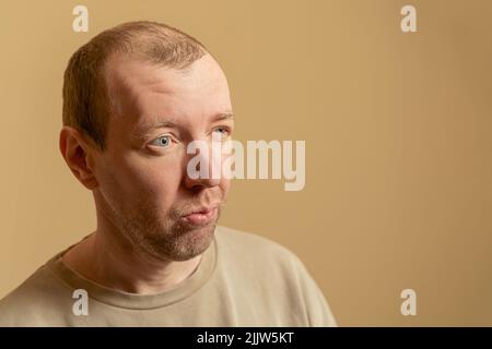 Männliches Porträt, Nahaufnahme. Ein baldierender Europäer mittleren Alters sieht knapp aus Stockfoto