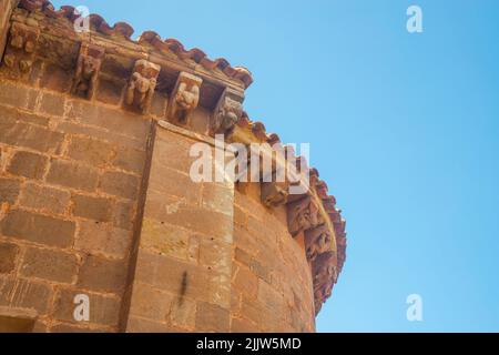 Apsis, Nahansicht. Kirche San Juan Bautista, Villanueva de la Nia, Kantabrien, Spanien. Stockfoto