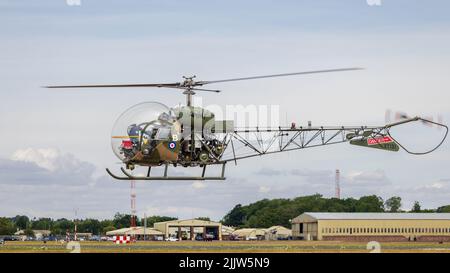 Flug mit historischen Armeeflugzeugen - Agusta Bell Sioux AH Mk1 (G-CICN) bei RAF Fairford am 14.. Juli, um an der RIAT 2022 teilzunehmen Stockfoto