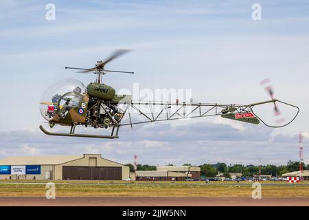 Flug mit historischen Armeeflugzeugen - Agusta Bell Sioux AH Mk1 (G-CICN) bei RAF Fairford am 14.. Juli, um an der RIAT 2022 teilzunehmen Stockfoto