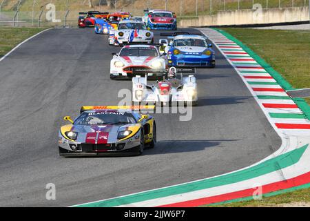 Scarperia, 3. April 2022: Ford GT GT1 Jahr 2010 während des Mugello Classic 2022 auf dem Kurs Mugello in Italien in Aktion. Stockfoto